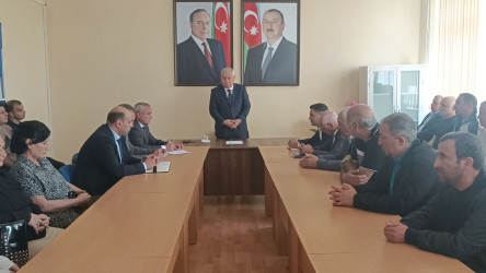 Füzuli RİH başçısı Alı Alıyev Gəncə şəhərində müvəqqəti məskunlaşıb yaşayan Füzuli rayonundan olan məcburi köçkünlərlə səyyar qəbul keçirdi!