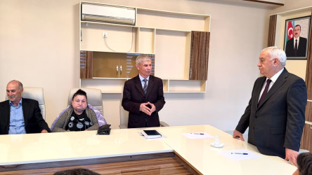 Füzuli RİH başçısı Alı Alıyev Lənkəran şəhərində müvəqqəti məskunlaşıb yaşayan Füzuli rayonundan olan məcburi köçkünlərlə səyyar qəbul keçirdi!