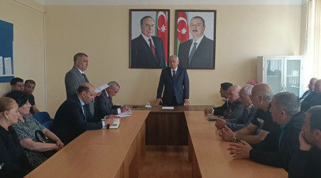 Füzuli RİH başçısı Alı Alıyev Gəncə şəhərində müvəqqəti məskunlaşıb yaşayan Füzuli rayonundan olan məcburi köçkünlərlə səyyar qəbul keçirdi!