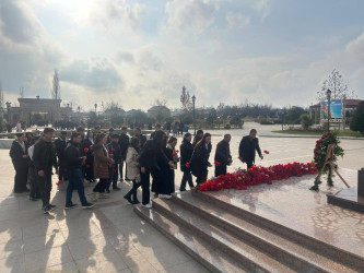 Müxtəlif idarə, müəssisə, təşkilatların kollektivləri və ictimaiyyət nümayəndələri  Ümummilli Lider  Heydər Əliyevin abidəsini ziyarət etdilər!