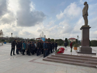 Müxtəlif idarə, müəssisə, təşkilatların kollektivləri və ictimaiyyət nümayəndələri  Ümummilli Lider  Heydər Əliyevin abidəsini ziyarət etdilər!