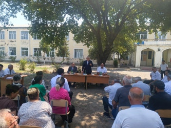 Füzuli Rayon İcra Hakimiyyətinin başçısı Alı Alıyev Kərimbəyli kəndində səyyar qəbul keçirdi.