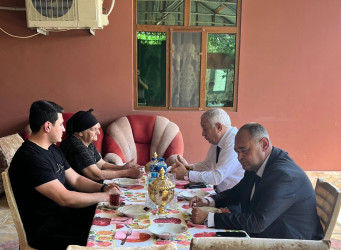 Füzuli RİH başçısı Alı Alıyev Vətən müharibəsi şəhidi Nicat Cahangir oğlu Hacıyevin anası Əsli Hacıyevanı ziyarət etdi!