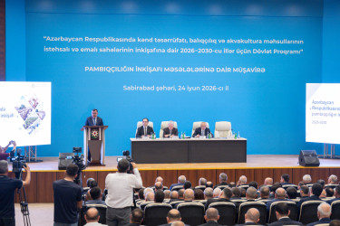 İyunun 24-də Sabirabad rayon Mədəniyyət Mərkəzində Azərbaycan Respublikası Prezidentinin 2026-cı il 25 may tarixli Sərəncamı ilə təsdiq edilmiş “Azərbaycan Respublikasında kənd təsərrüfatı, balıqçılıq və akvakultura məhsullarının istehsalı və emalı sahələrinin inkişafına dair 2026–2030-cu illər üçün Dövlət Proqramı”nda pambıqçılıq sahəsində nəzərdə tutulan hədəflərə çatmaq üçün qarşıda duran vəzifələrin müzakirəsi ilə bağlı müşavirə keçirilib.