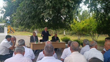 Füzuli Rayon İcra Hakimiyyətinin başçısı Alı Alıyev Aşağı  Yağlıvənd kəndində səyyar qəbul keçirdi.