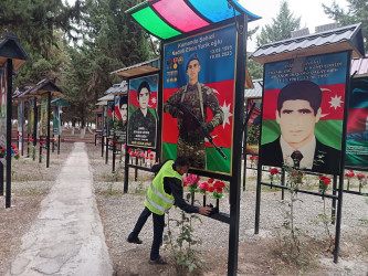 Füzuli RİH başçısı Alı Alıyev Horadiz şəhərində yerləşən “Qəhrəmanlar Parkı”nda aparılan təmizlik və abadlıq işləri ilə tanış oldu!