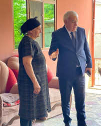 Füzuli RİH başçısı Alı Alıyev Vətən müharibəsi şəhidi Nicat Cahangir oğlu Hacıyevin anası Əsli Hacıyevanı ziyarət etdi!