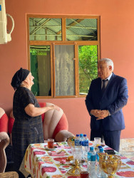 Füzuli RİH başçısı Alı Alıyev Vətən müharibəsi şəhidi Nicat Cahangir oğlu Hacıyevin anası Əsli Hacıyevanı ziyarət etdi!
