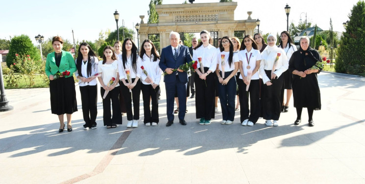 Ali məktəblərə yüksək nəticələrlə qəbul olunan tələbələr, eləcə də ali təhsil müəssisələrinə qəbul olunan və yeni tədris ilində birinci sinfə qədəm qoyacaq şəhid övladları ilə görüş keçirilib!