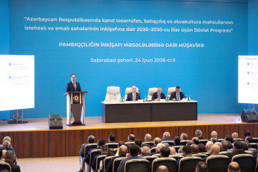 İyunun 24-də Sabirabad rayon Mədəniyyət Mərkəzində Azərbaycan Respublikası Prezidentinin 2026-cı il 25 may tarixli Sərəncamı ilə təsdiq edilmiş “Azərbaycan Respublikasında kənd təsərrüfatı, balıqçılıq və akvakultura məhsullarının istehsalı və emalı sahələrinin inkişafına dair 2026–2030-cu illər üçün Dövlət Proqramı”nda pambıqçılıq sahəsində nəzərdə tutulan hədəflərə çatmaq üçün qarşıda duran vəzifələrin müzakirəsi ilə bağlı müşavirə keçirilib.