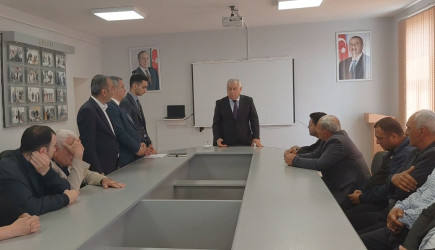Füzuli RİH başçısı Alı Alıyev Biəsuvar rayonunda müvəqqəti məskunlaşıb yaşayan Füzuli rayonundan olan məcburi köçkünlərlə səyyar qəbul keçirdi!