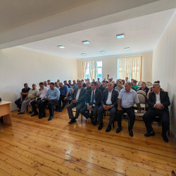 Füzuli Rayon İcra Hakimiyyətinin başçısı Alı Alıyev Beyləqan rayonunda müvəqqəti məskunlaşıb yaşayan Füzuli rayonundan olan məcburi köçkünlərlə səyyar qəbul keçirdi!